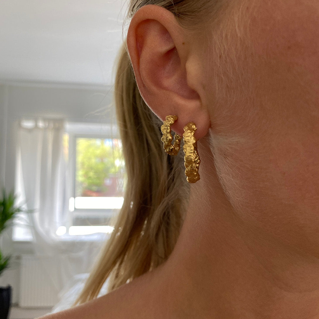 Lava hoops small gold-plated